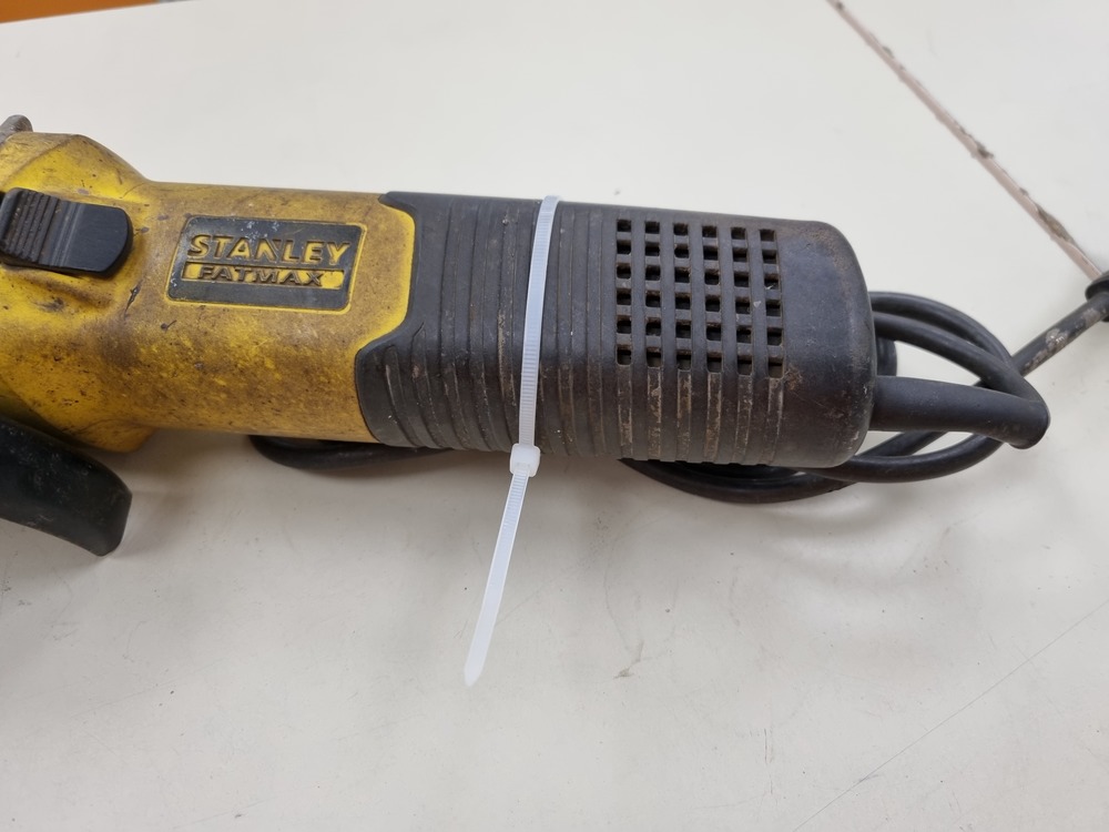 Угловая шлифмашина Stanley STGS7125