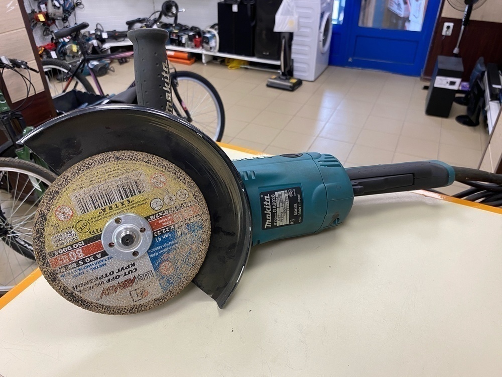 Угловая шлифмашина Makita GA9020