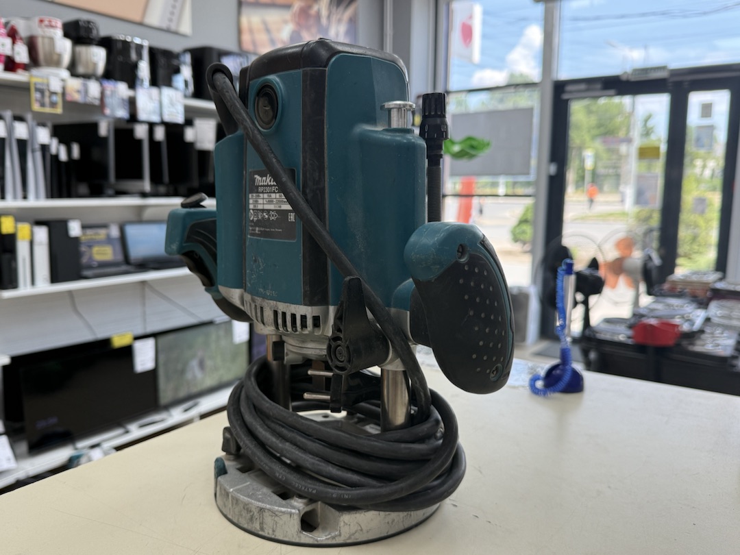 Фрезер Makita RP2301FC