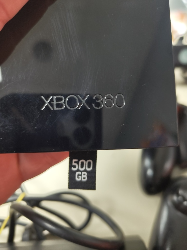 Игровая приставка Xbox 360;