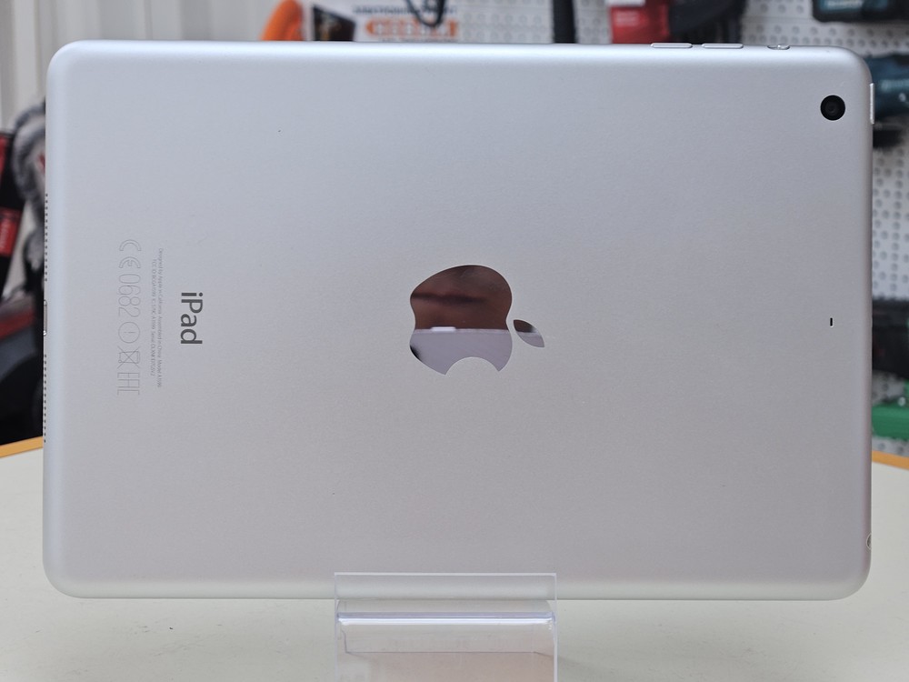 Планшет Apple iPad mini 3 16 ГБ A1599 (Wi-Fi)