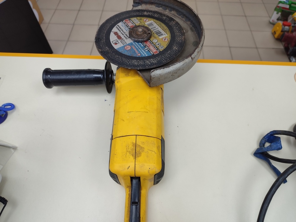 Угловая шлифмашина Dewalt 230