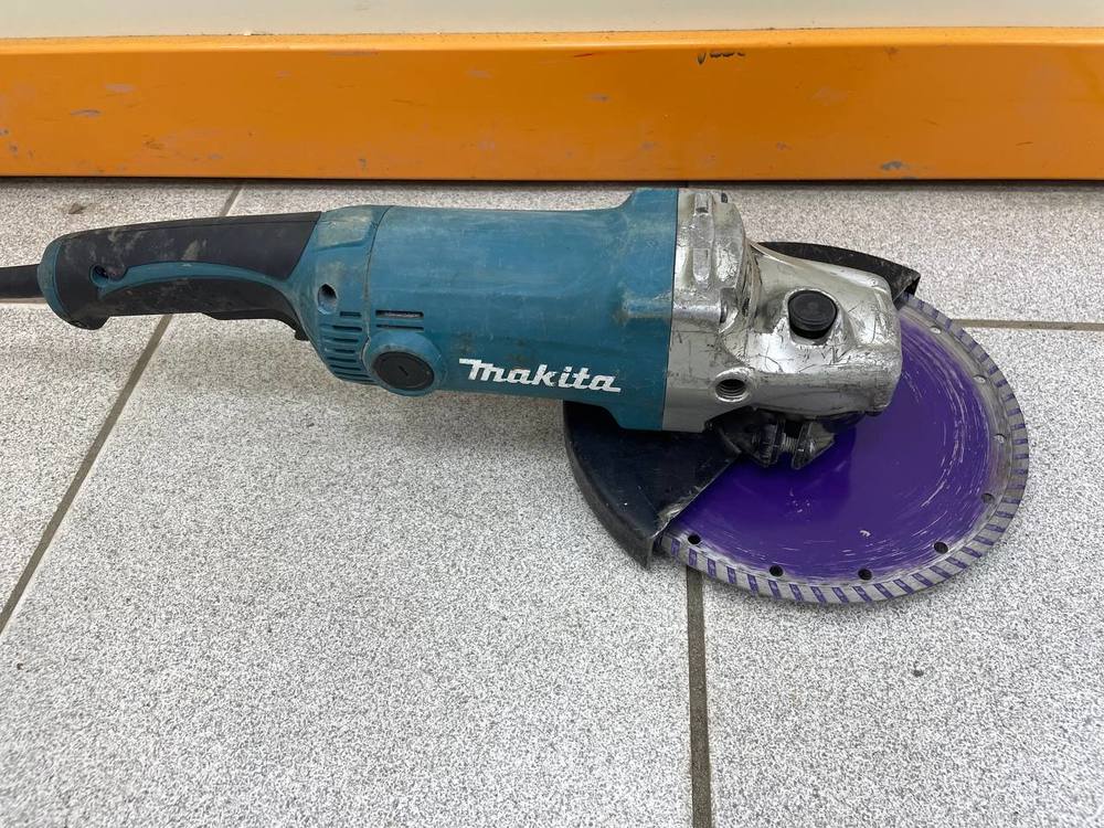 Угловая шлифмашина Makita GA9050