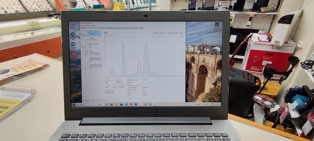 Ноутбук Lenovo ideapad 520; Core i7-7500U, GeForce 940MX, 8 Гб, 240 Гб, Нет
