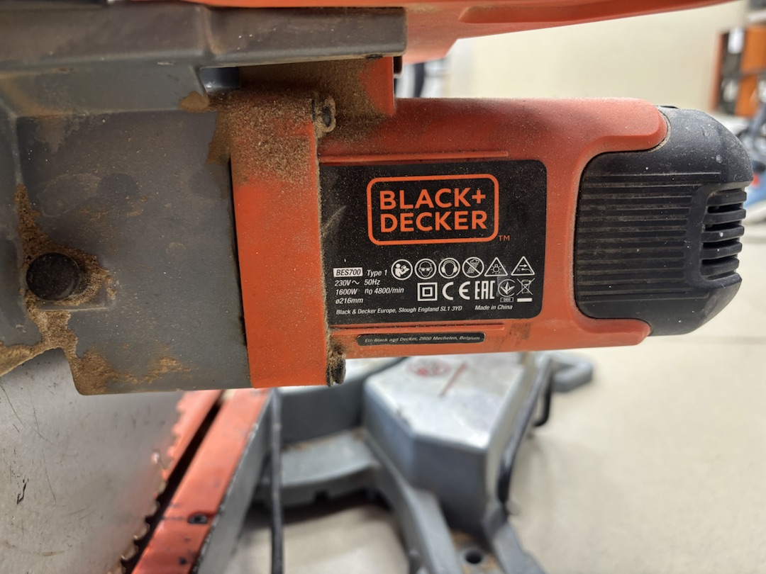 Торцовочная пила Black&Decker BES700