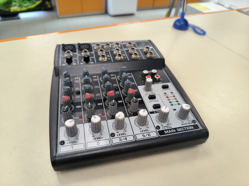 Микшерный пульт Xenyx 802