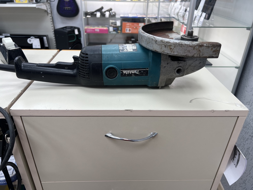 Угловая шлифмашина Makita 9069F