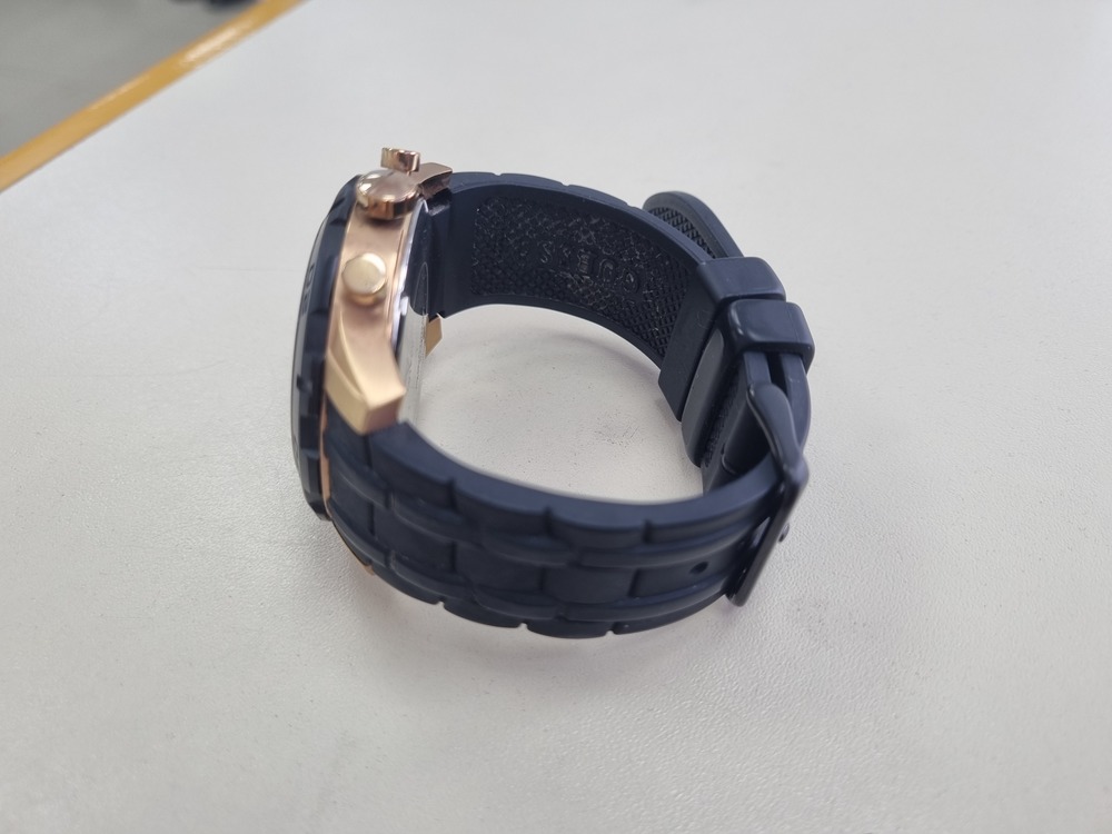 Часы наручные GUESS W0864G2