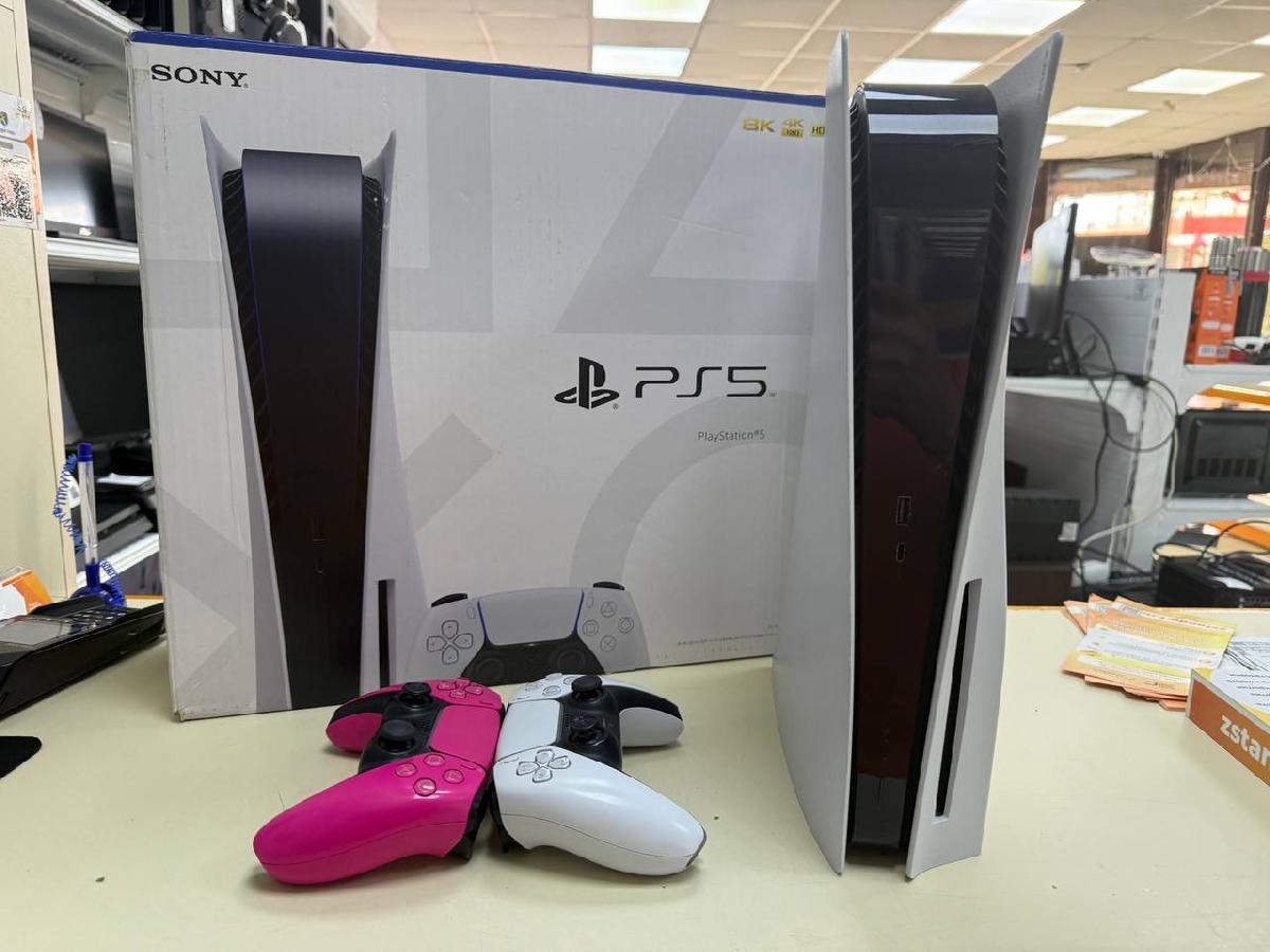 Игровая приставка PlayStation 5 825Gb (С дисководом) Игровая приставка PlayStation 5 825Gb (С дисководом)