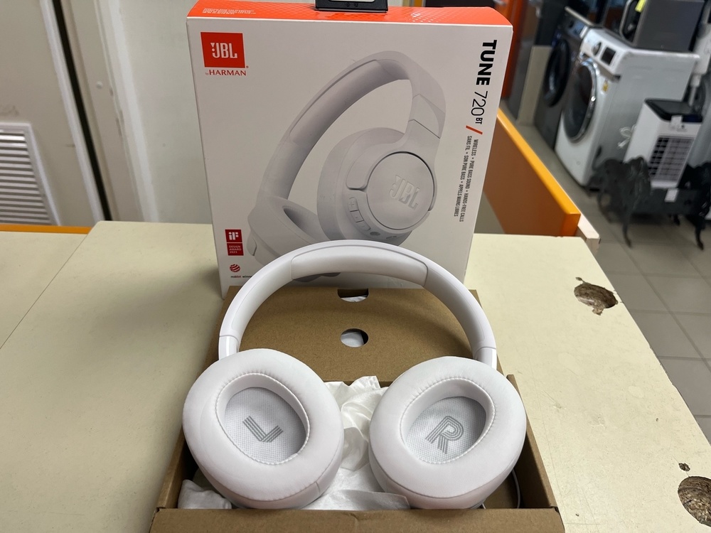 Наушники беспроводные JBL Tune 720BT;
