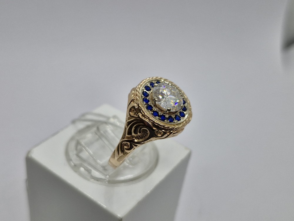 КОЛЬЦО С КАМНЯМИ (Au 585)