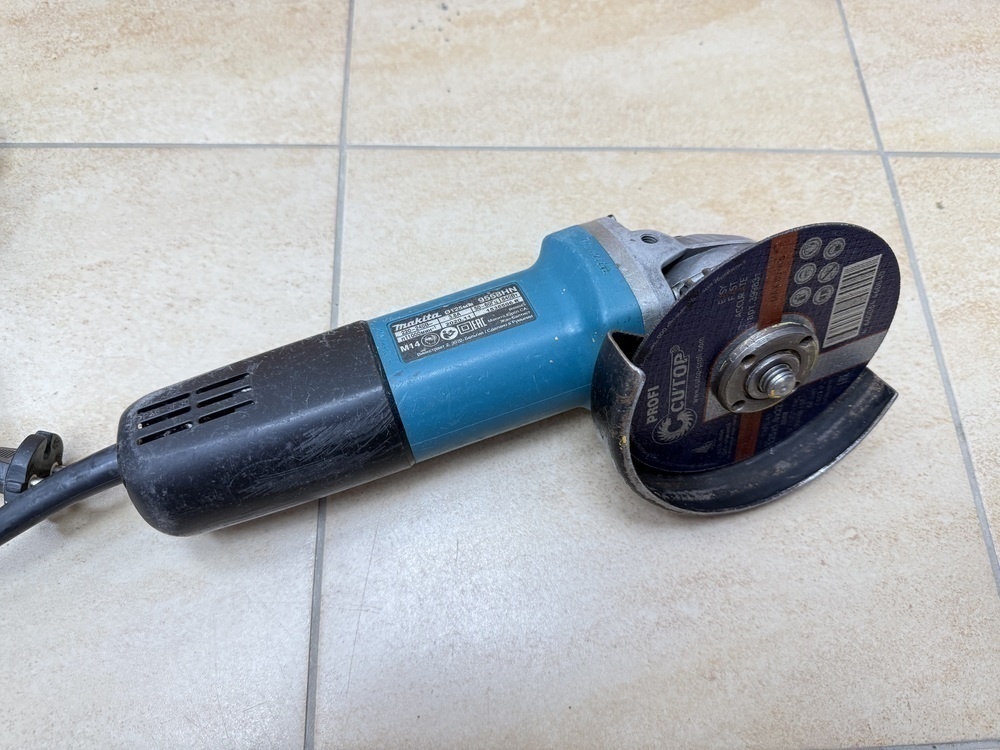 Угловая шлифмашина Makita 9558HN