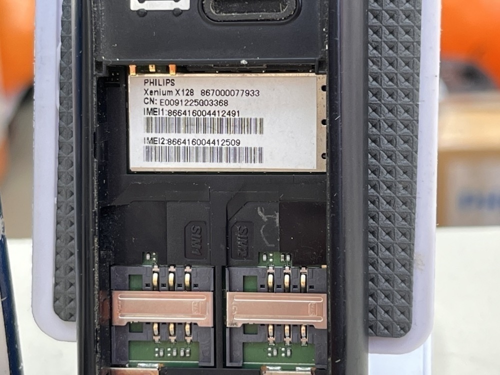 Мобильный телефон Philips X128