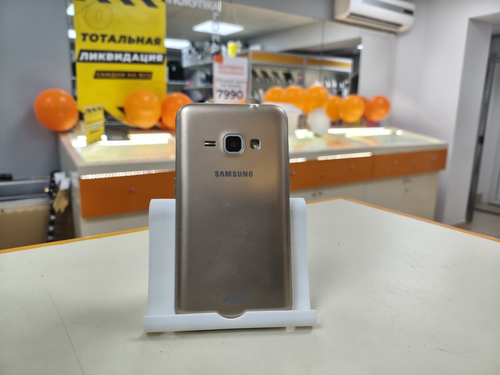 Смартфон Samsung Galaxy J1 2016 1/8