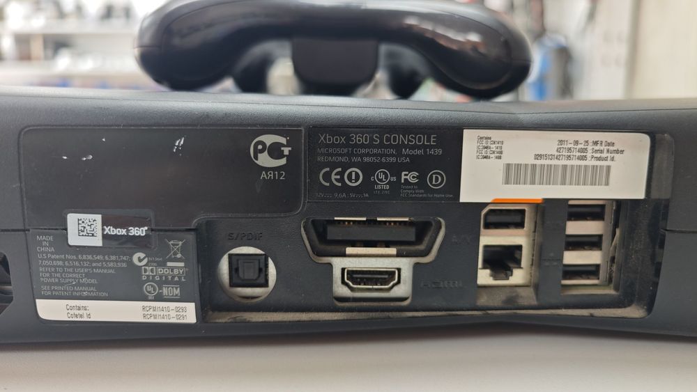 Игровая приставка Xbox 360;