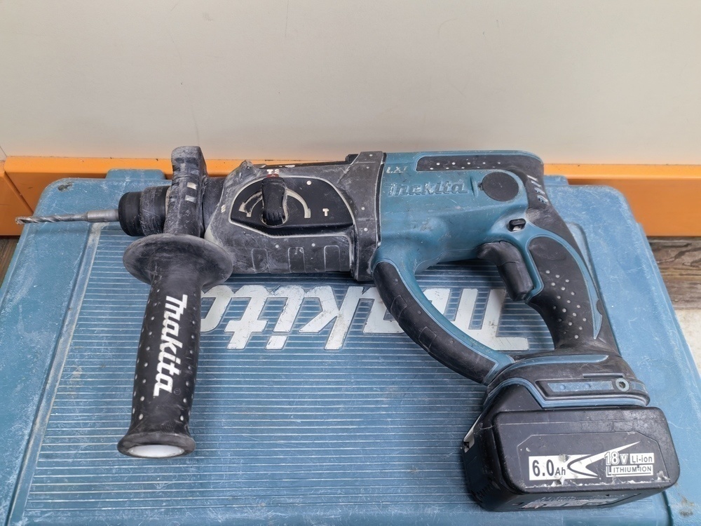 Перфоратор Makita DHR202;