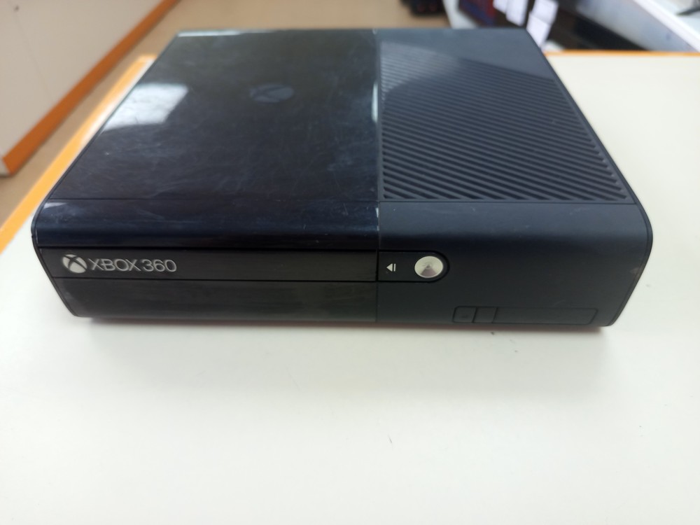 Игровая приставка Xbox 360 E Игровая приставка Xbox 360 E
