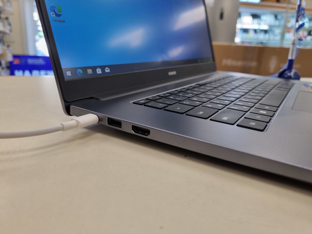 Ноутбук Honor; Ryzen 5-5500U, HD Graphics, 8 Гб, 500 Гб, Нет