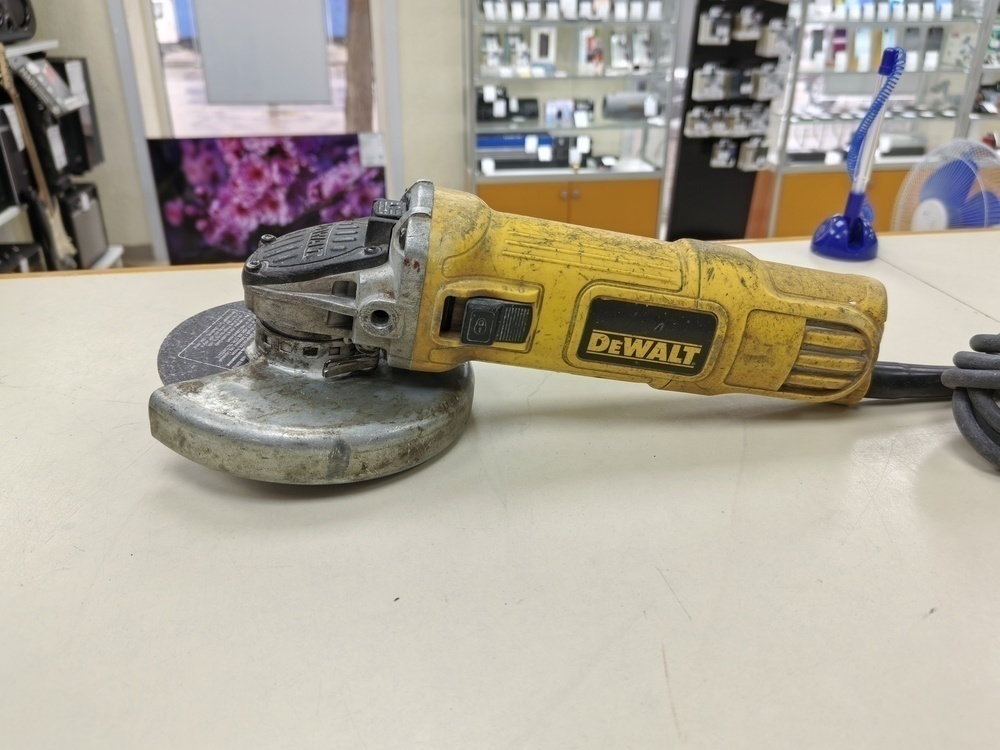 Угловая шлифмашина Dewalt DWE 4151