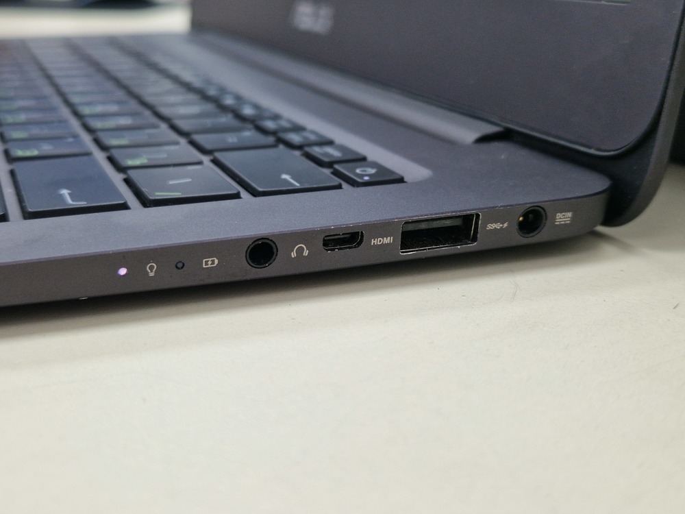 Ноутбук ASUS ZENBOOK UX305F; Core M-5Y10, HD Graphics, 4 Гб, 128 Гб, Нет