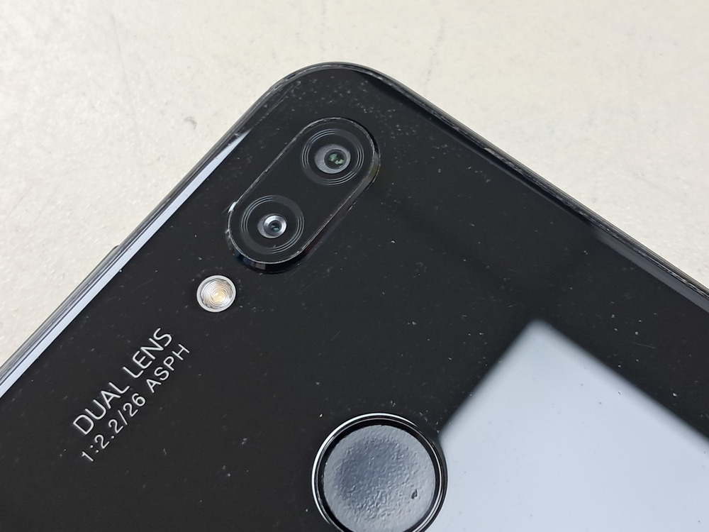 Смартфон Huawei P20 lite