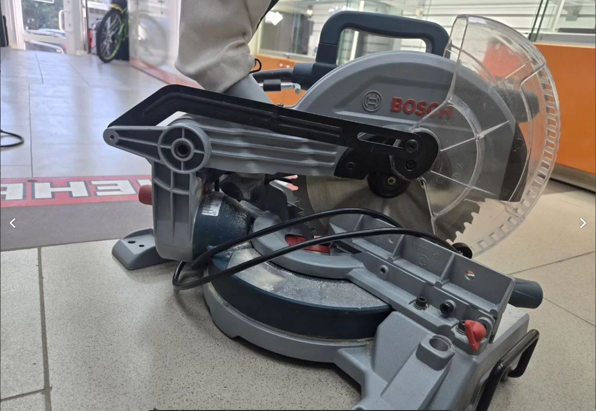 Торцовочная пила Bosch GCM 216