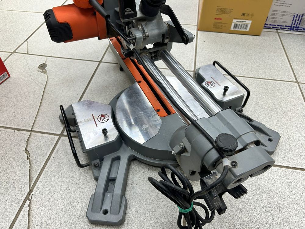 Торцовочная пила Black&Decker BES700