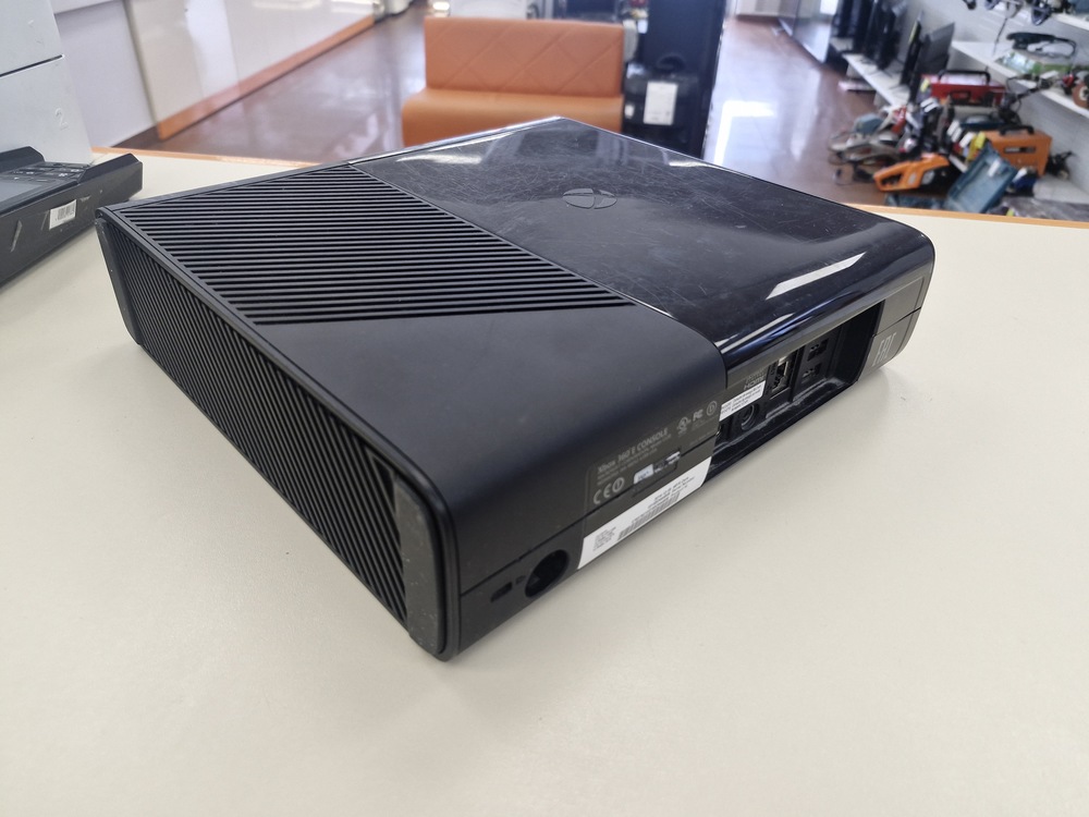 Игровая приставка Xbox 360; Игровая приставка Xbox 360;