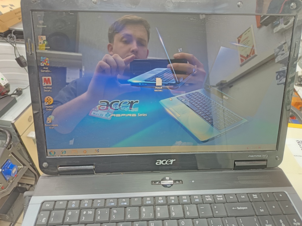 Ноутбук Acer; Athlon II M300, ATI Mobility Radeon HD 4550, 2 Гб, Нет, 240 Гб