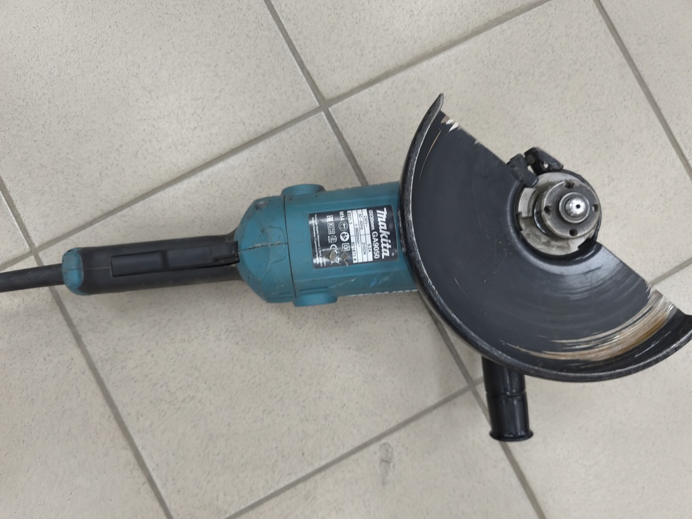 Угловая шлифмашина Makita GA9050