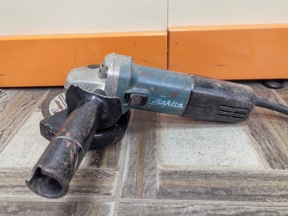 Угловая шлифмашина Makita 9558HN