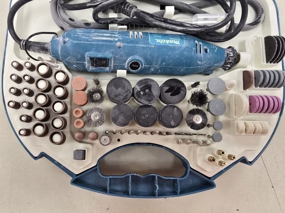 Гравер Makita GD0603