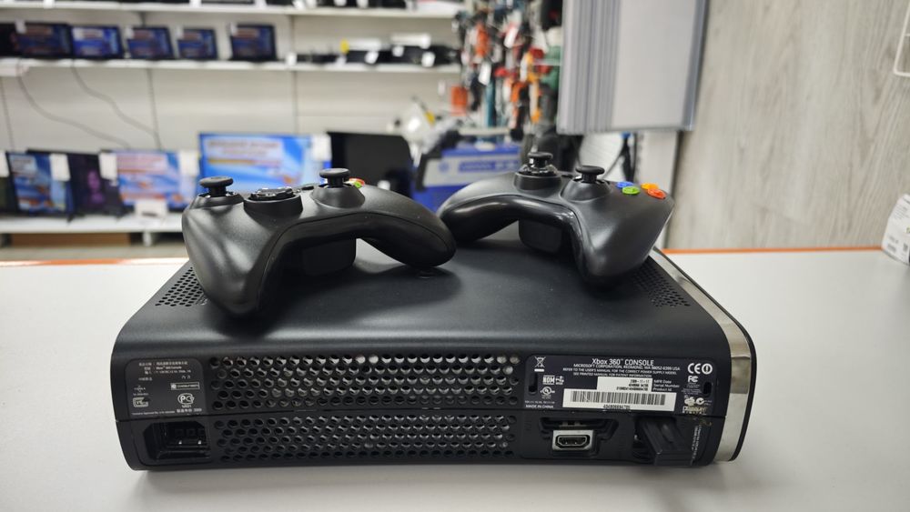 Игровая приставка Xbox 360;