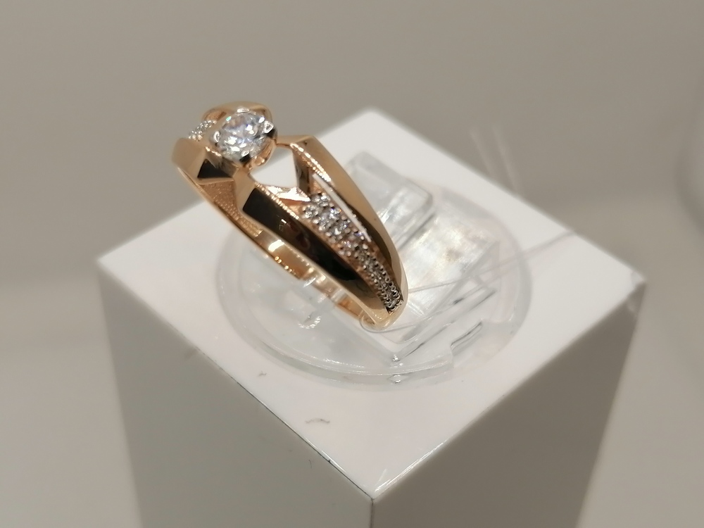 КОЛЬЦО С КАМНЯМИ (Au 585)