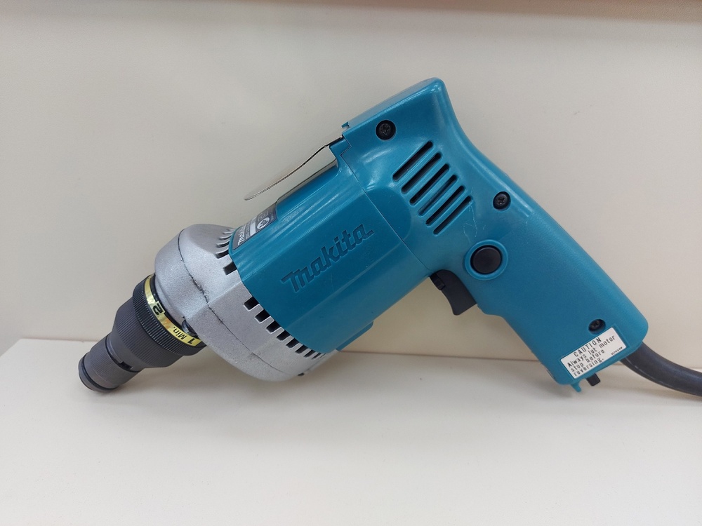 Шуруповерт Makita 6805BV