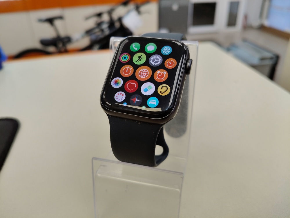 Смарт-часы Apple Watch SE 44mm
