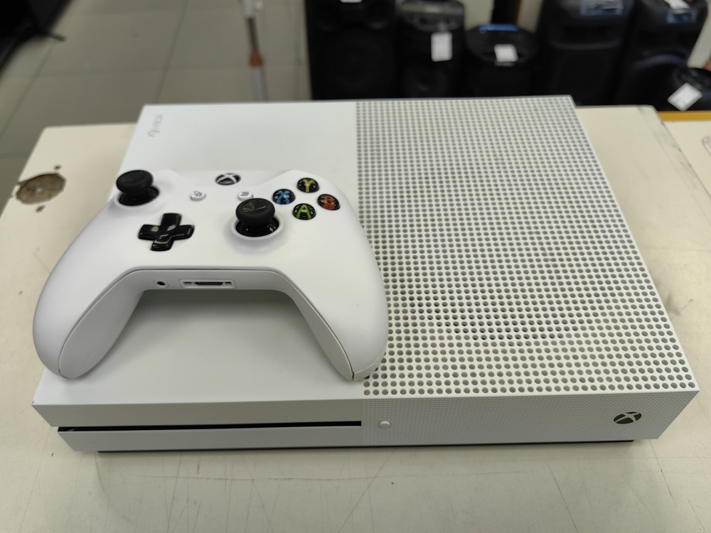 Игровая приставка Xbox One S 500Gb Игровая приставка Xbox One S 500Gb