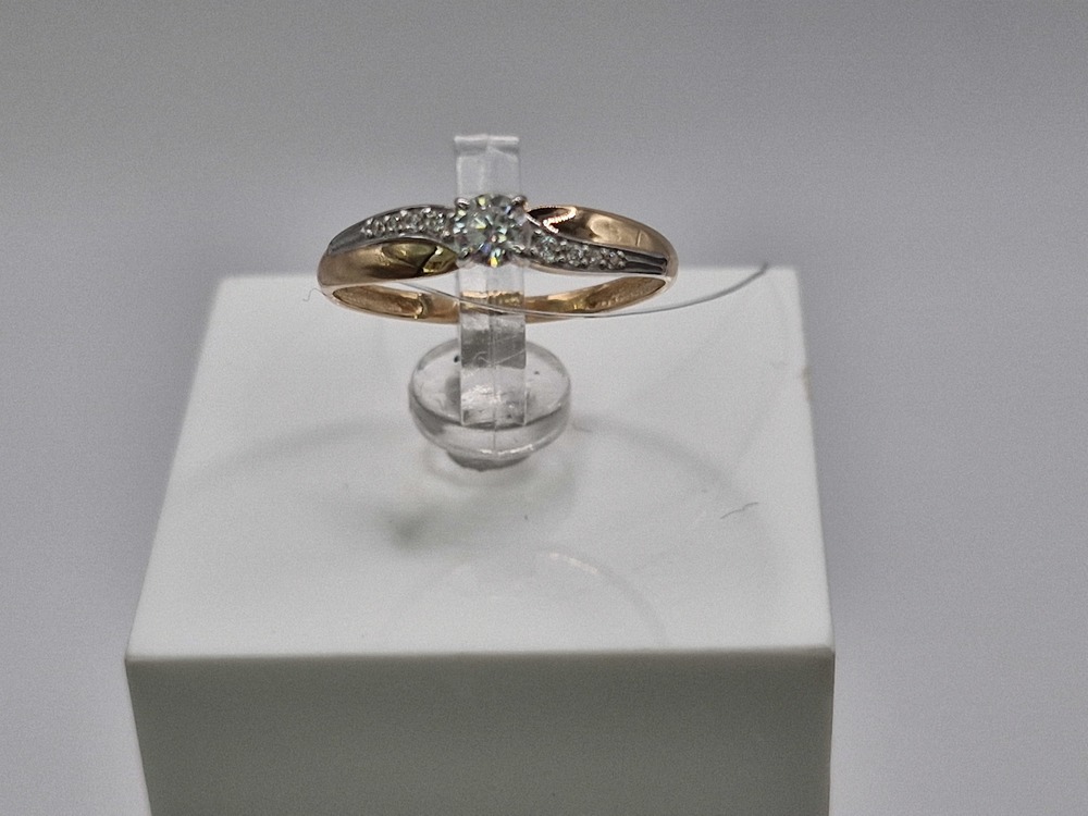 КОЛЬЦО С КАМНЯМИ (Au 585)