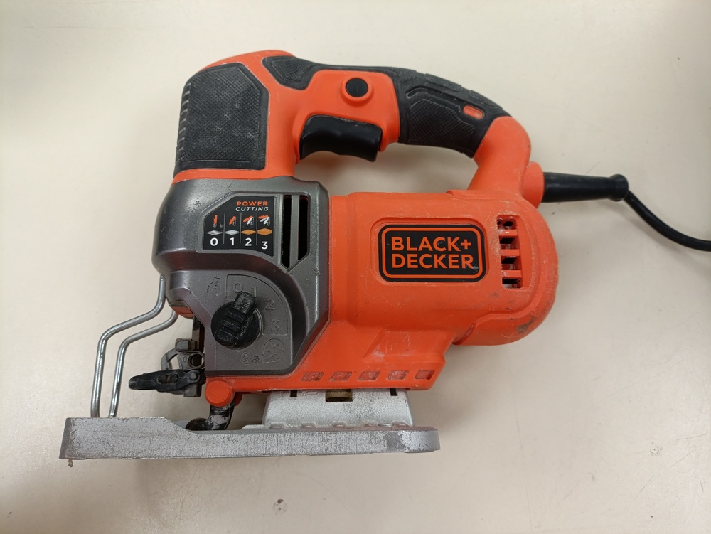 Лобзик Black & Decker BES610;