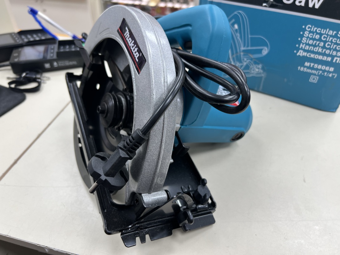 Дисковая пила Makita 5806;