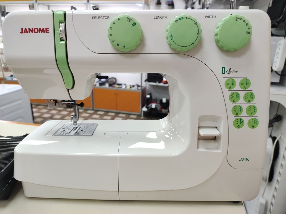 Швейная машина Janome J74S