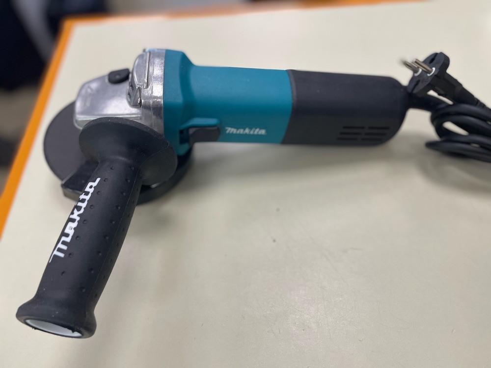 Угловая шлифмашина Makita 9558HM