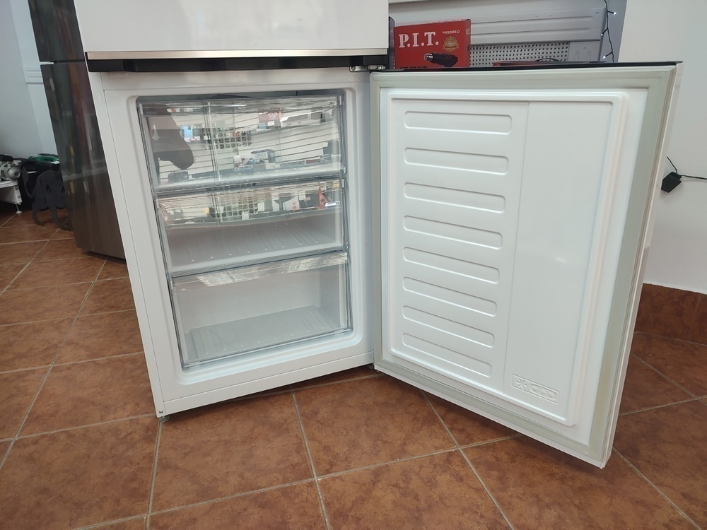 Холодильник Beko B3DRCN402HW