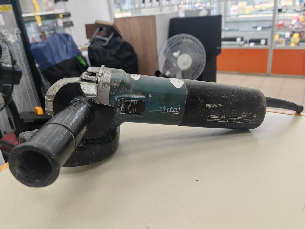 Угловая шлифмашина Makita 9565H