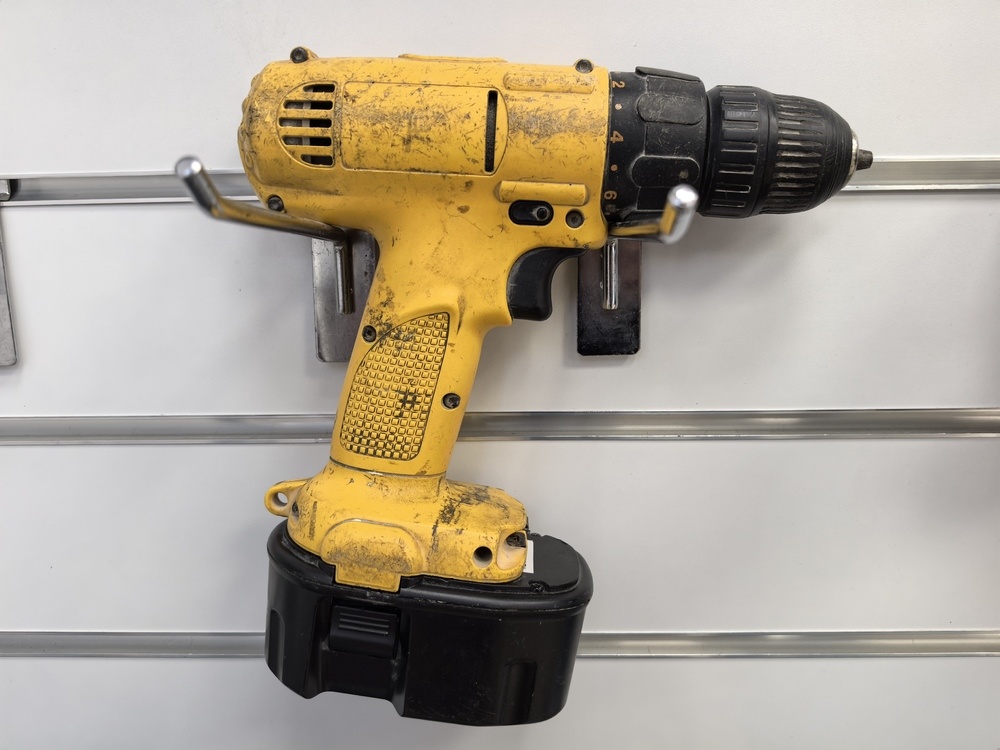 Шуруповерт Dewalt NoName