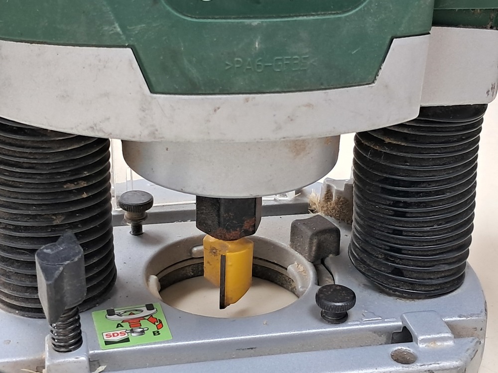 Фрезер Bosch POF 1200AE