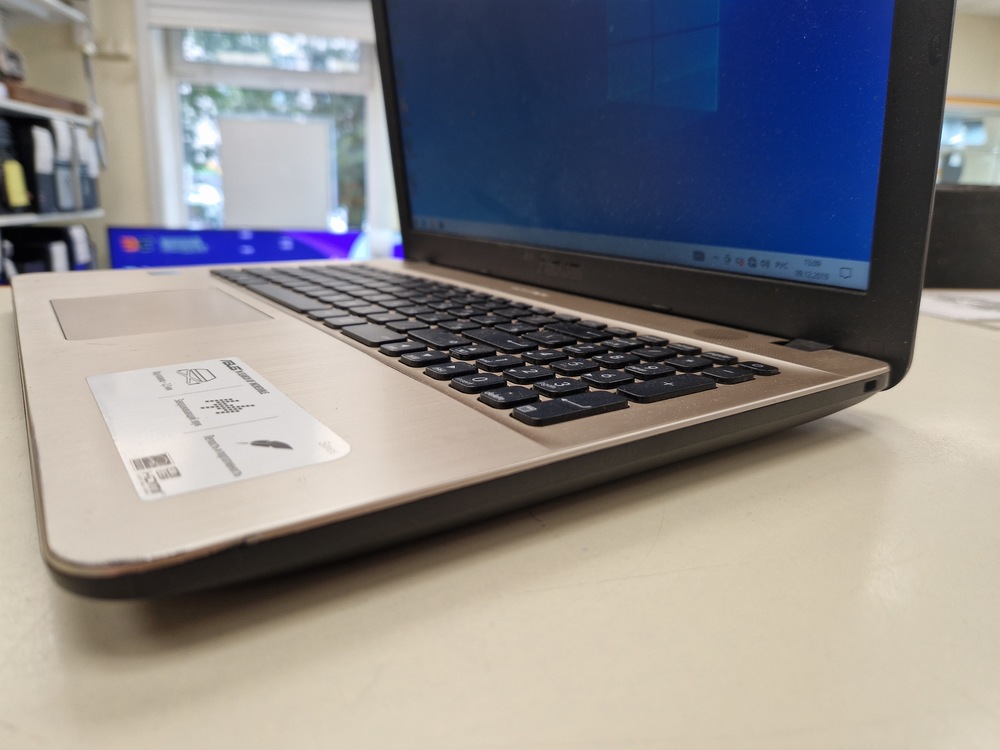 Ноутбук ASUS; Celeron N4020, HD Graphics, 4 Гб, 256 Гб, Нет