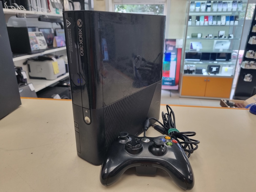 Игровая приставка Xbox 360;