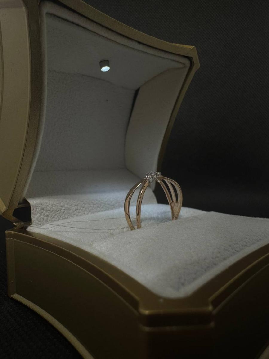 КОЛЬЦО С КАМНЯМИ (Au 585)