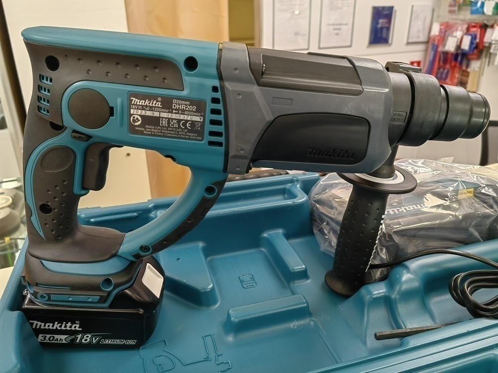 Перфоратор Makita DHR202;